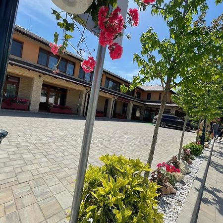 Voeroes Alom Panzio Acomodação com café da manhã Tiszakécske Exterior foto